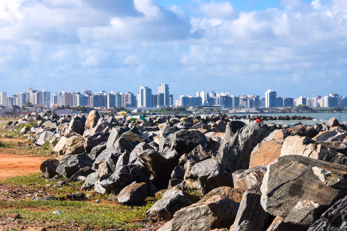 Vista aérea da orla de Atalaia em Aracaju, com barracas de praia e área de lazer