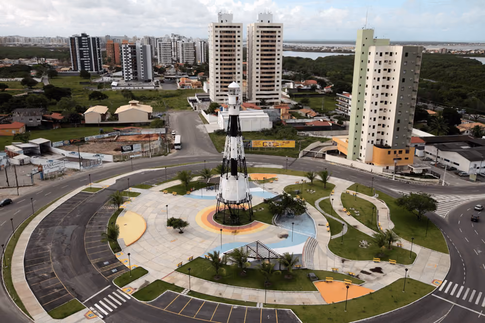 Vista aérea da orla de Atalaia em Aracaju, com barracas de praia e área de lazer