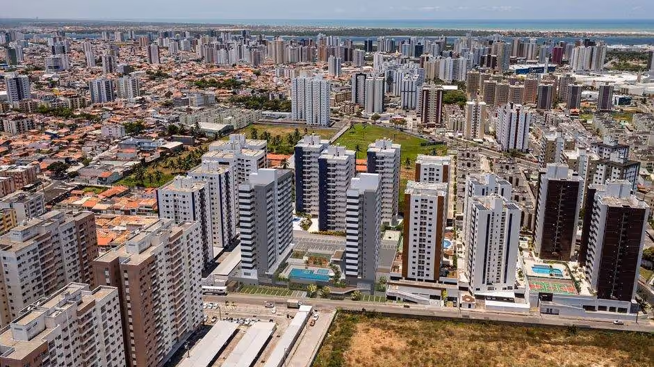 Vista aérea da orla de Atalaia em Aracaju, com barracas de praia e área de lazer