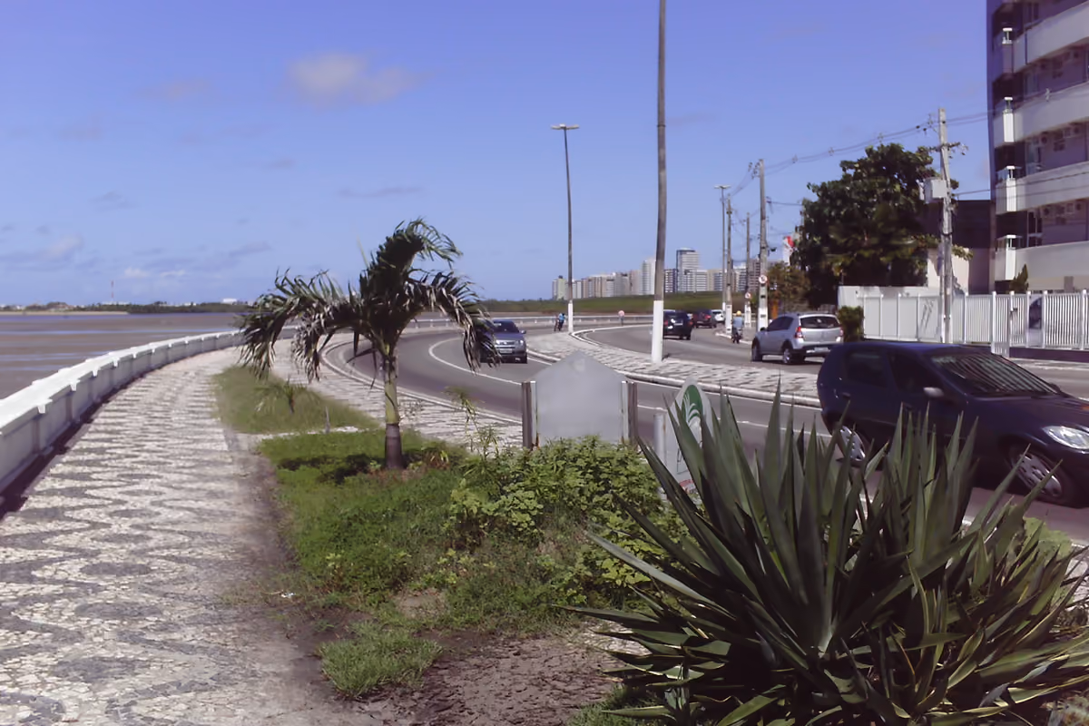 Vista aérea da orla de Atalaia em Aracaju, com barracas de praia e área de lazer